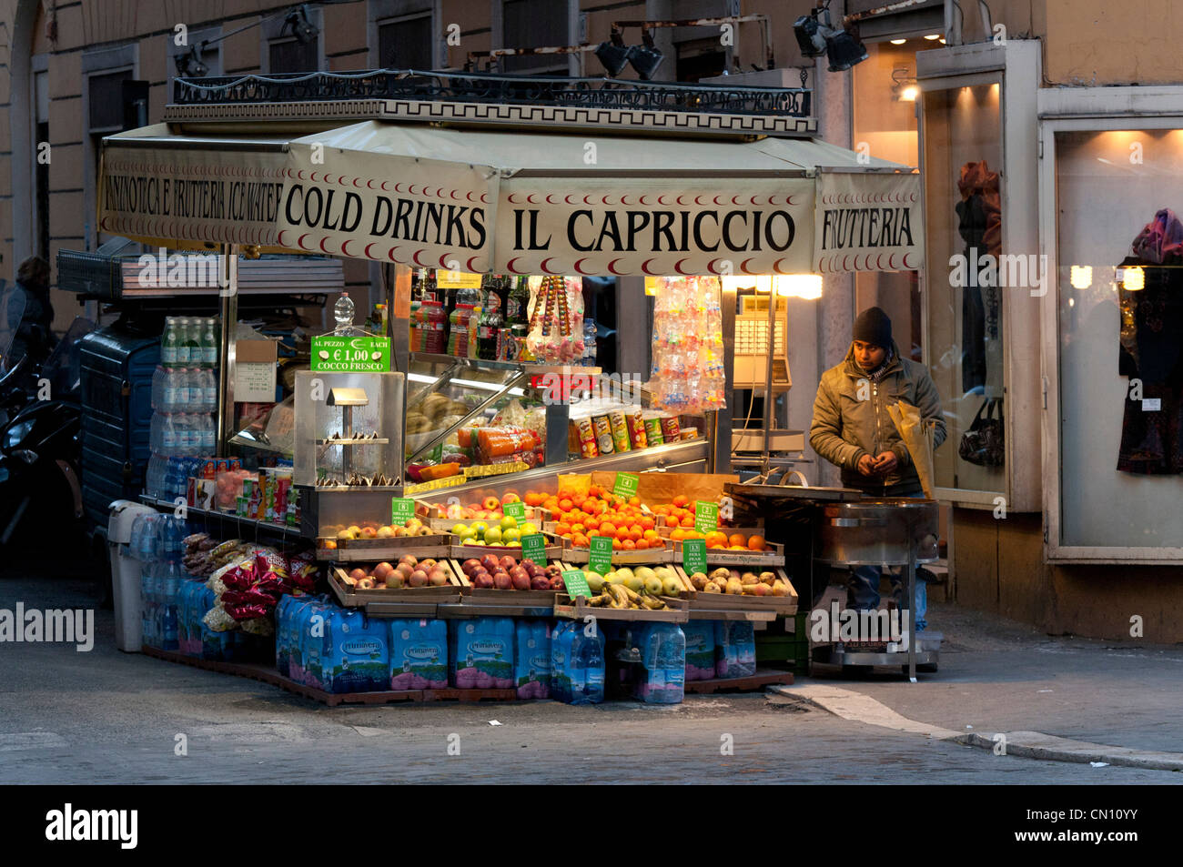 Straßenhändler mit seinem Stall auf der Via Nazionale, Rom, Italien Stockfoto