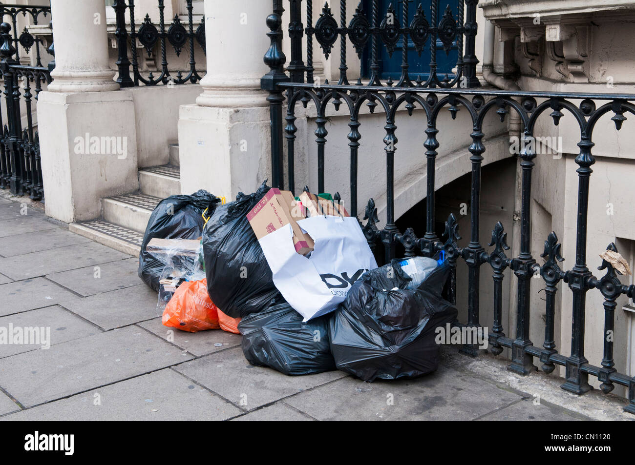 Müll vor einem Haus auf der Straße in London, UK Stockfoto