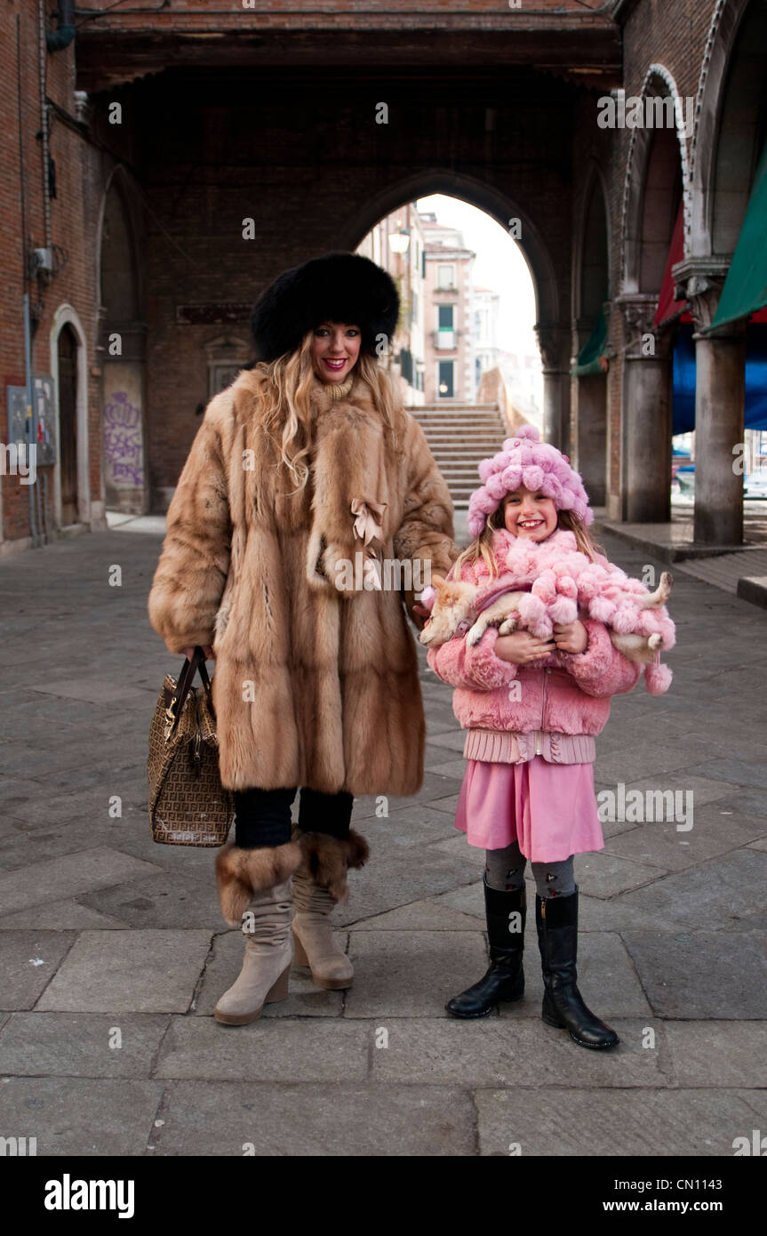 Mutter, Tochter & Hund, Venedig, Italien Stockfoto