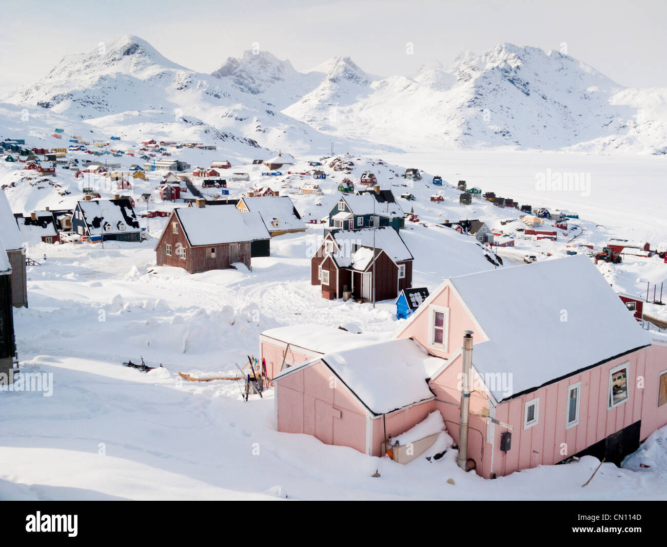 Winter scene Landschaft von Tasiilaq Dorf, Grönland im Winter Stockfoto