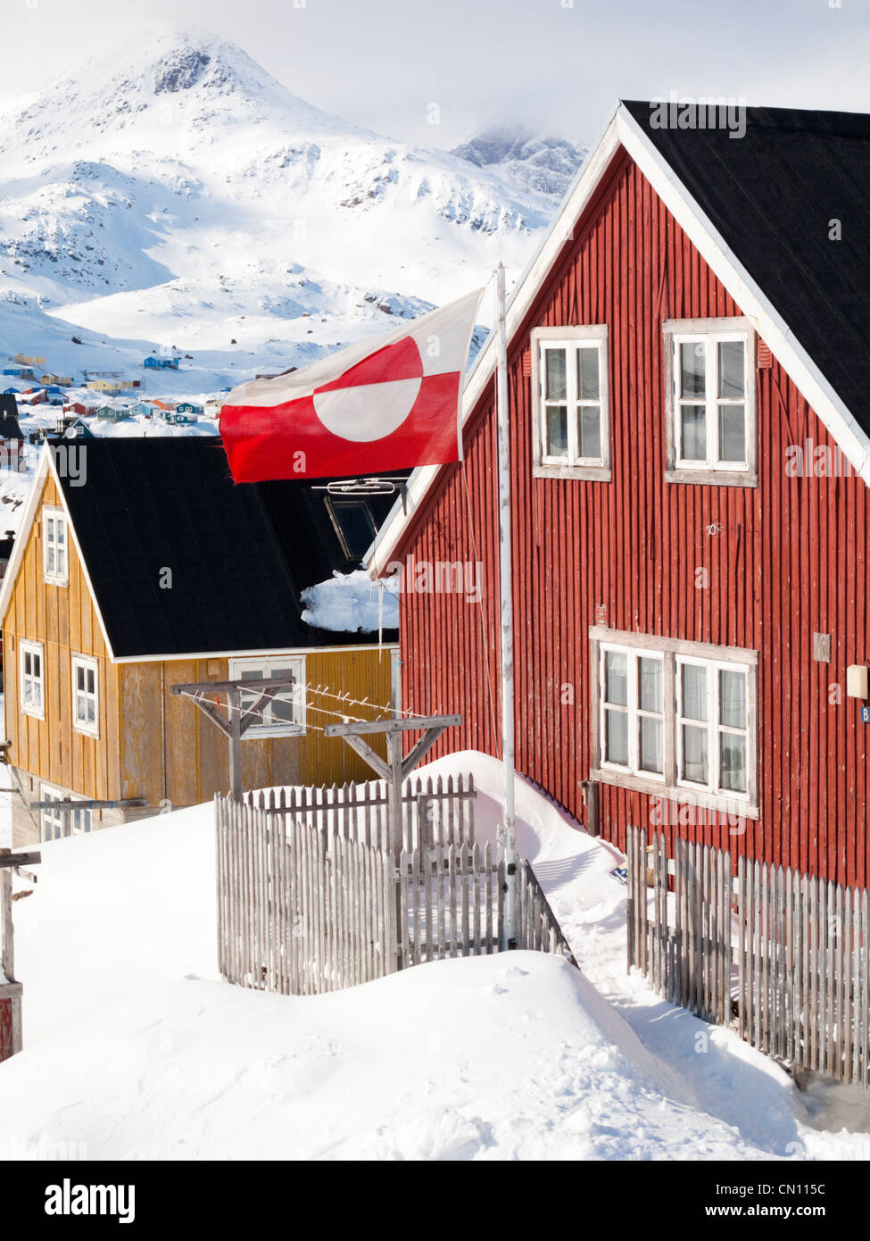Flagge in abgelegenen Tasiilaq Dorf, Grönland, Arktis, Grönland Stockfoto
