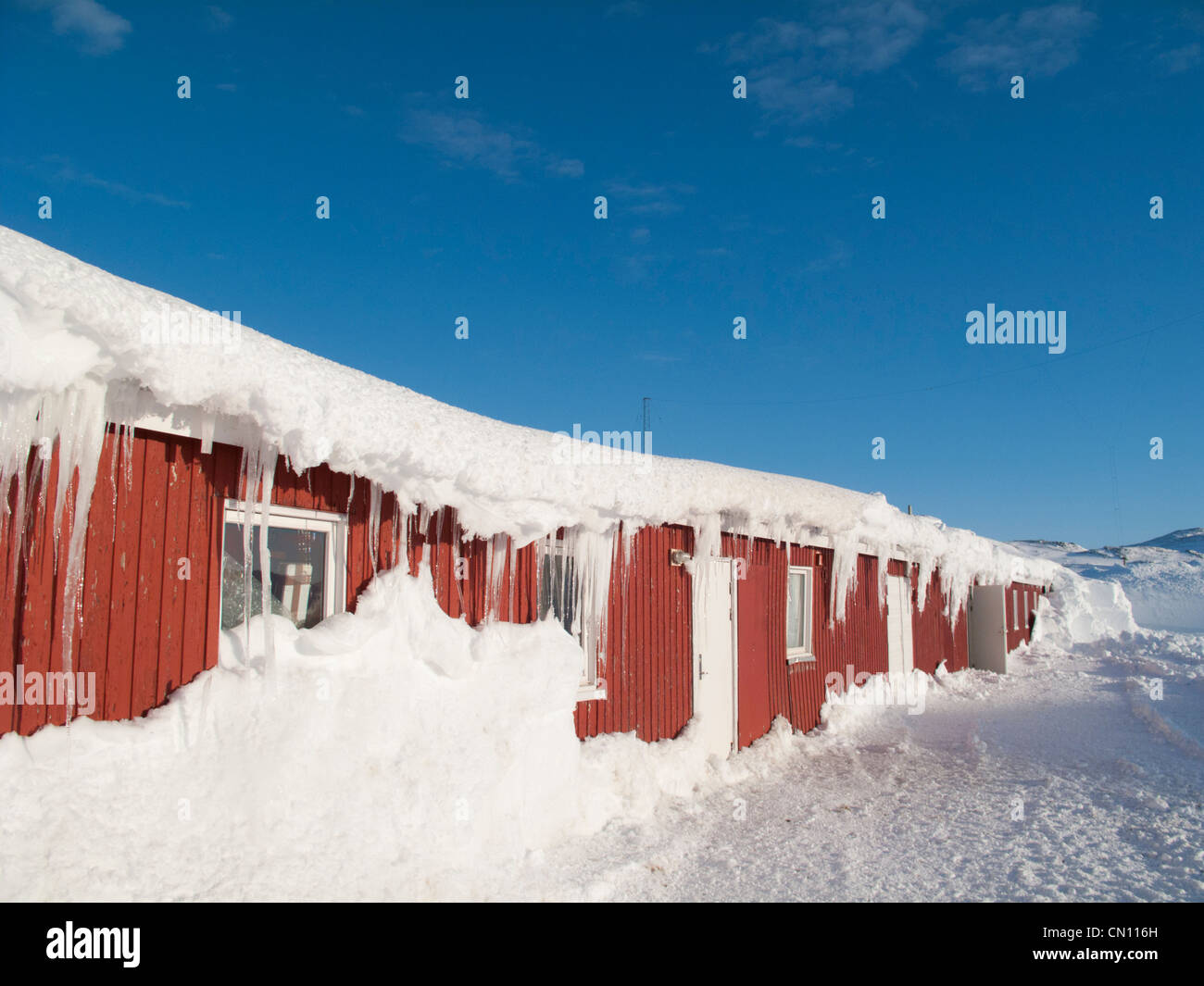 Haus, in dem die Hälfte in Schnee im Dorf Kulusuk, Grönland eintauchen Stockfoto