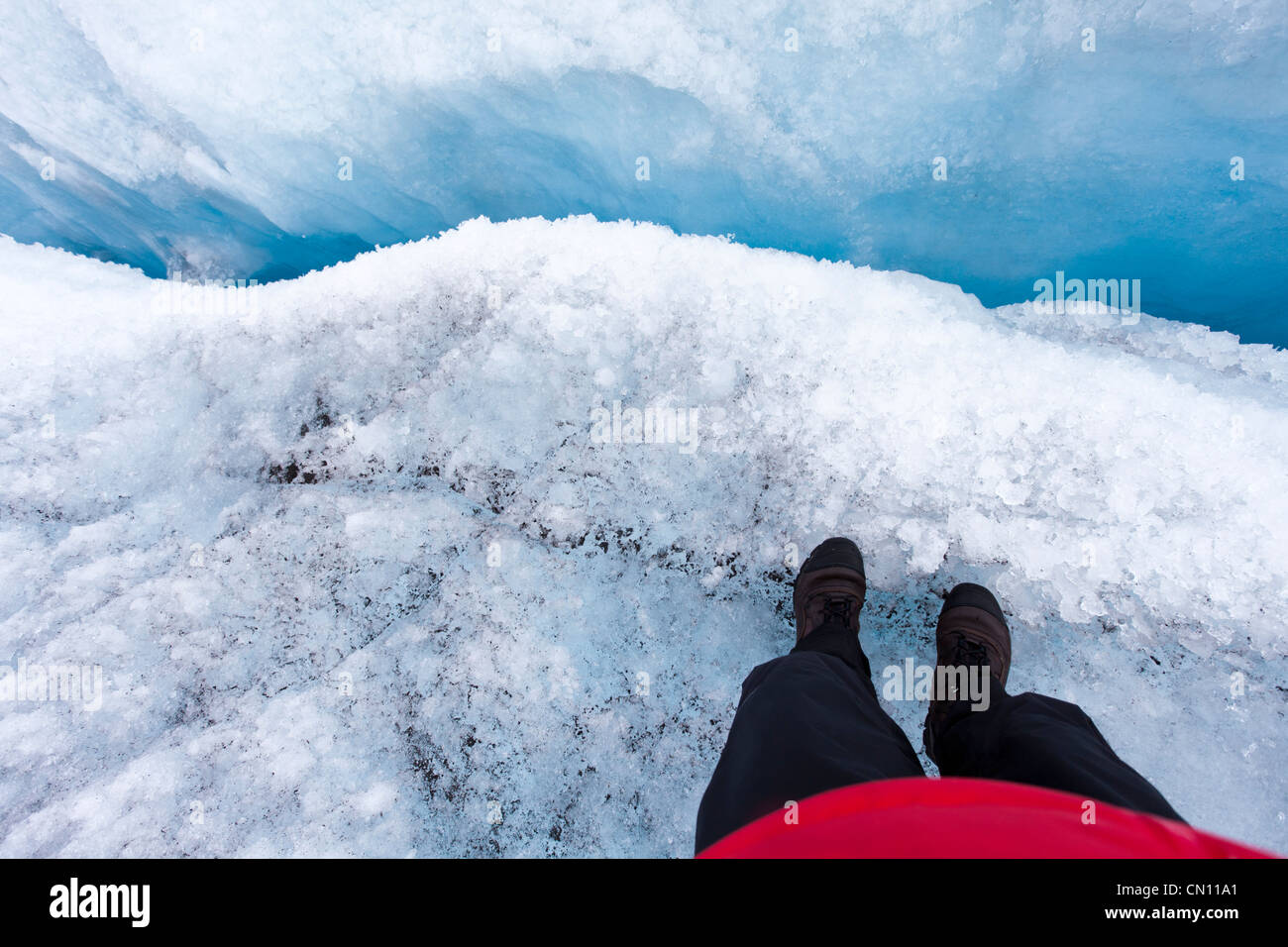 Stehen am Rande einer Gletscherspalte im Grönland - Herr Stockfoto