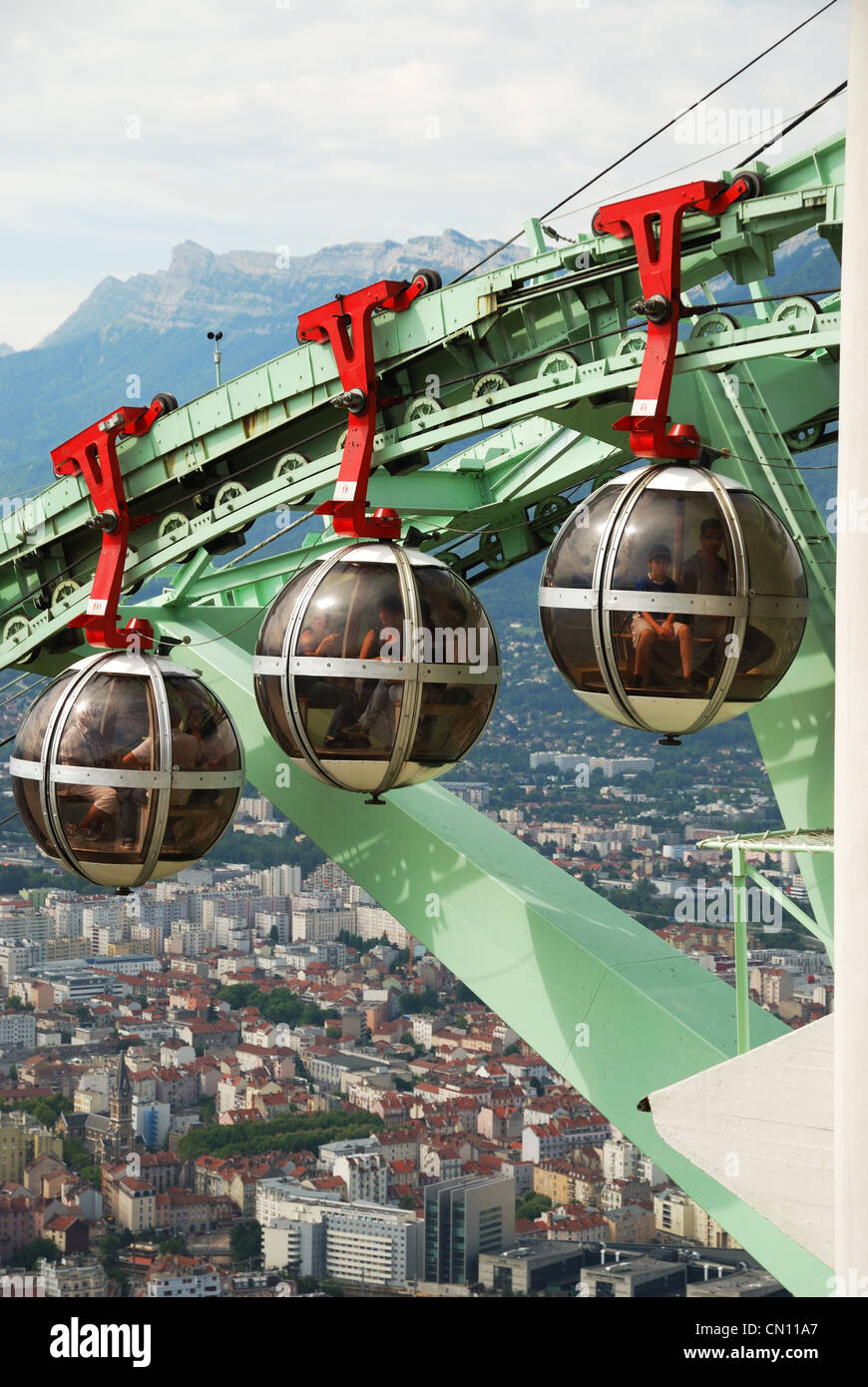 Obenliegende Seilbahnen in Grenoble. Stockfoto