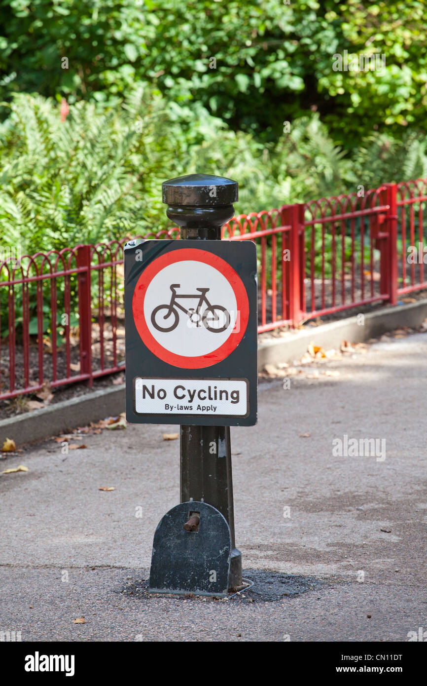 Kein radfahren, Warnschild, Battersea Park, London, UK Stockfoto