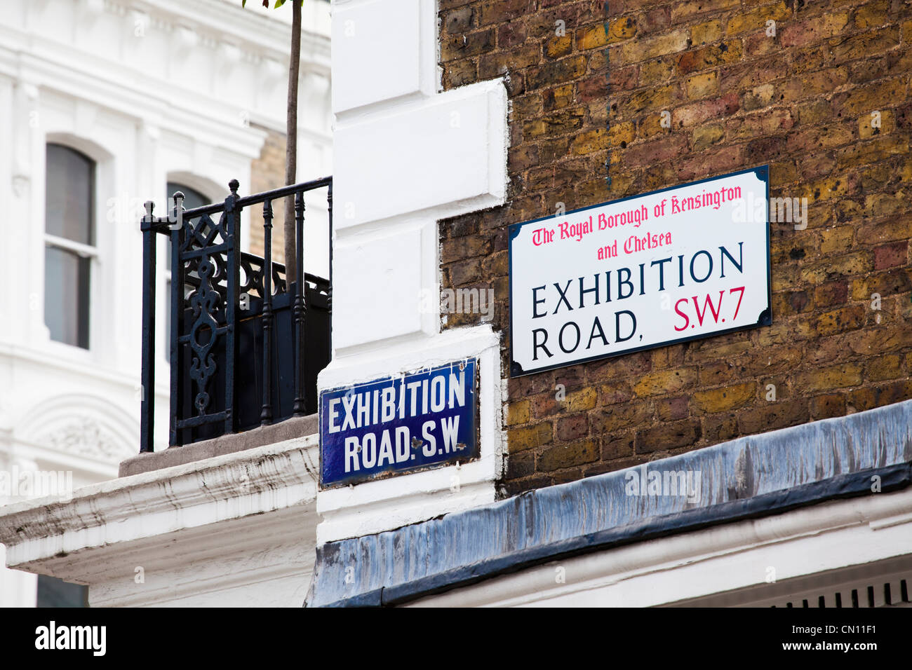 Neue und alte Straßenschilder Exhibition Road, London, UK Stockfoto