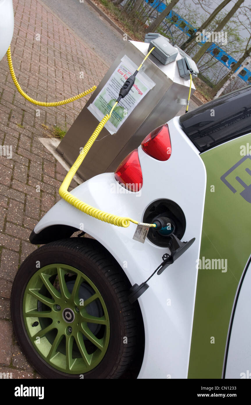 Smart Elektroautos bei Re Ladestation Stockfoto