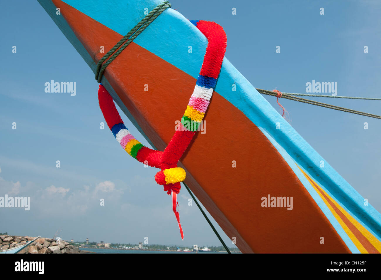 Viel Glück Blumenkranz auf dem Bug eines Fischerbootes Galle Sri Lanka Stockfoto