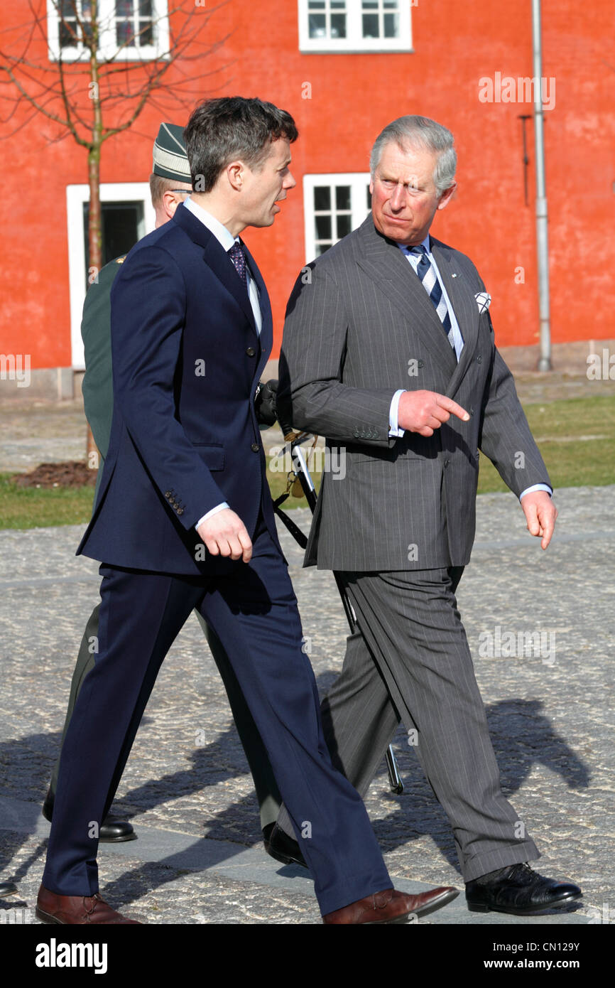 Zwei Kronprinzen im Gespräch auf der Zitadelle Kastellet in Kopenhagen. Prinz Frederik von Dänemark und Prinz Charles, UK. Stockfoto