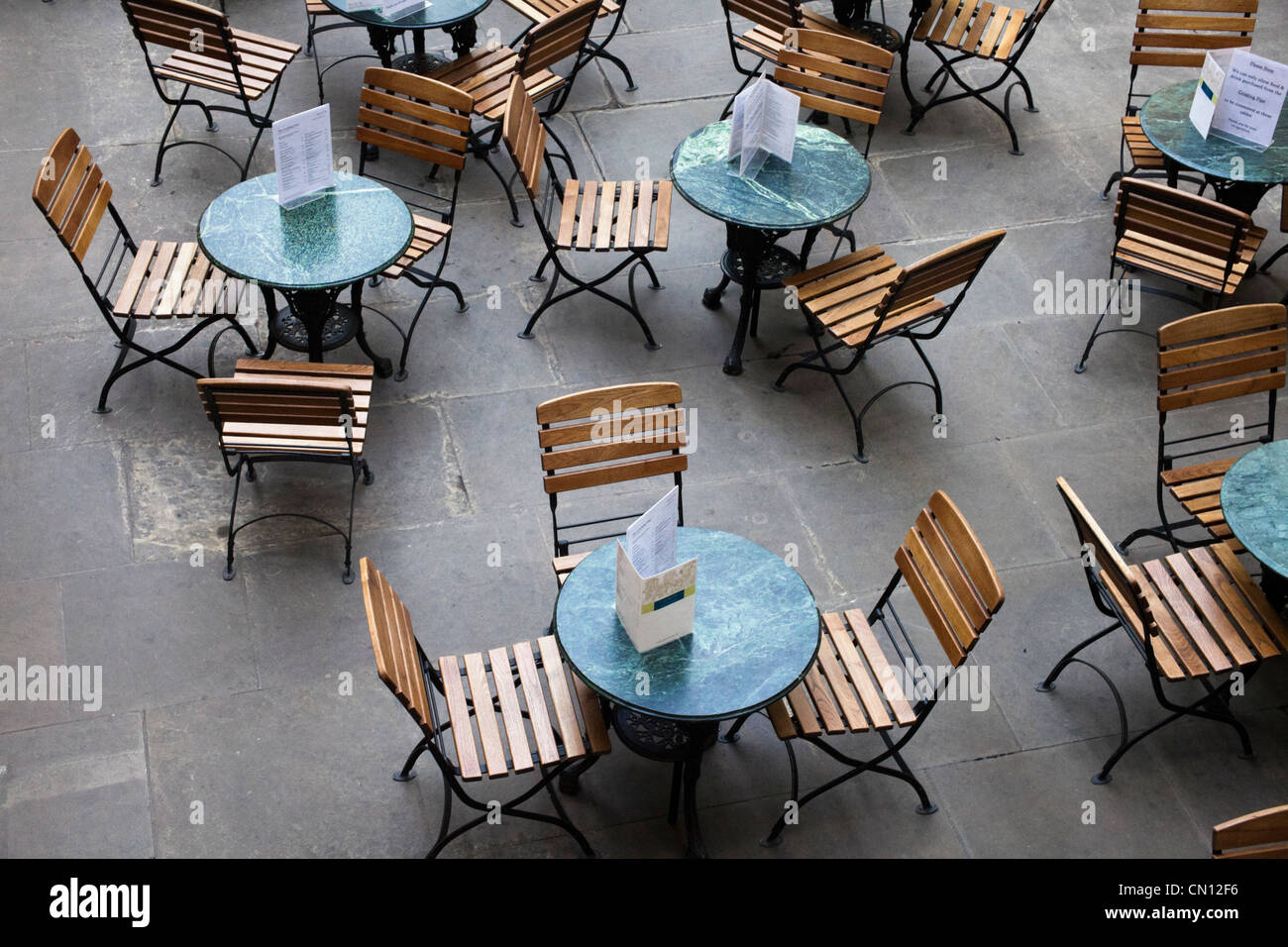 Leere Tabellen in einem Café, London, UK Stockfoto