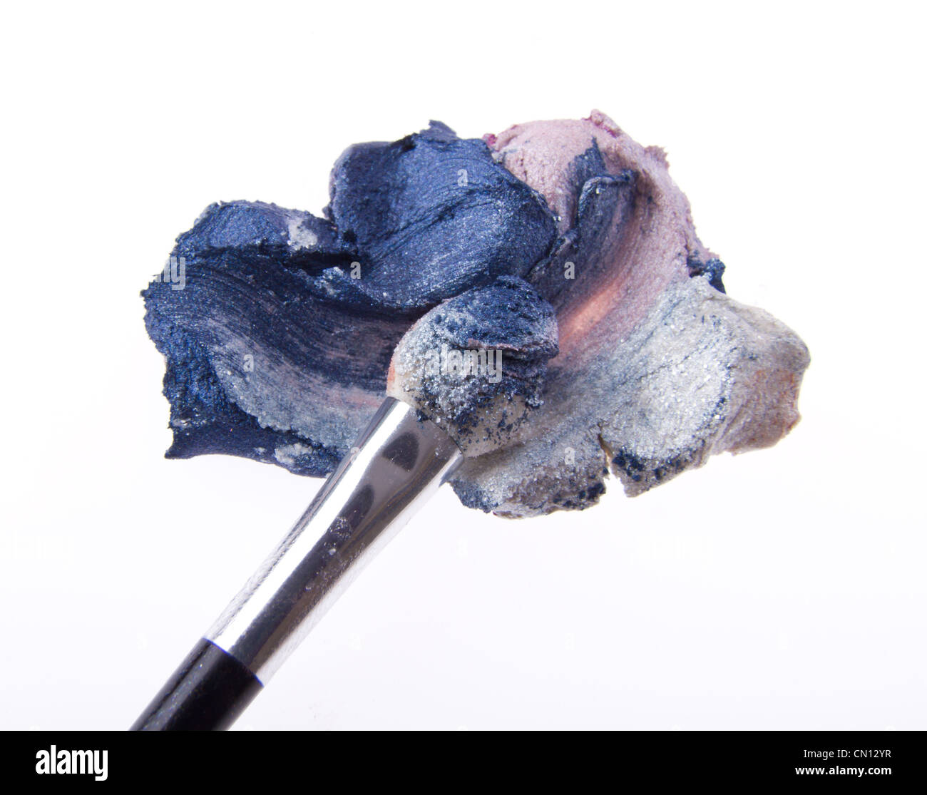 Creme Lidschatten mit Pinsel isoliert auf weißem Hintergrund Stockfoto