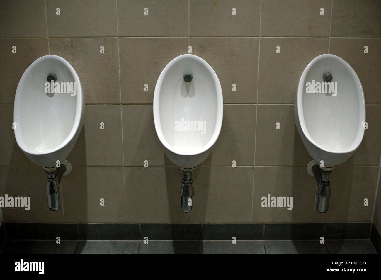 Reihe von Herren Urinale im hotel Stockfoto