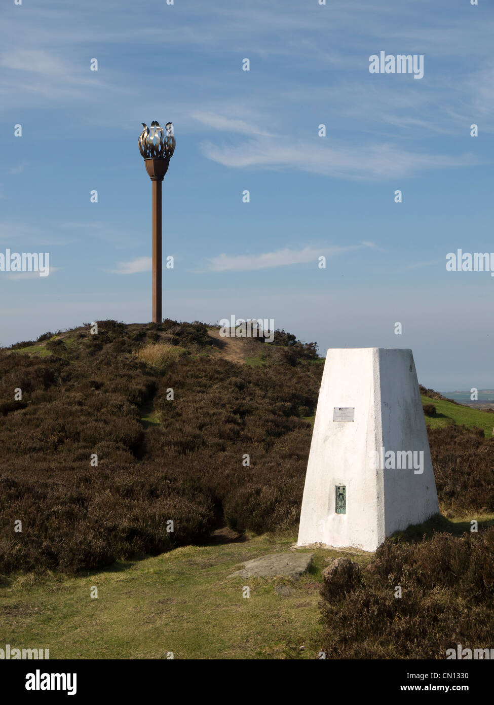 Danby Beacon auf Beacon Hill North Yorkshire Moors Ersatz konzipiert, von Don Watt errichtet 2008 mit einer trigonometrischen Vermessungspunkt Stockfoto