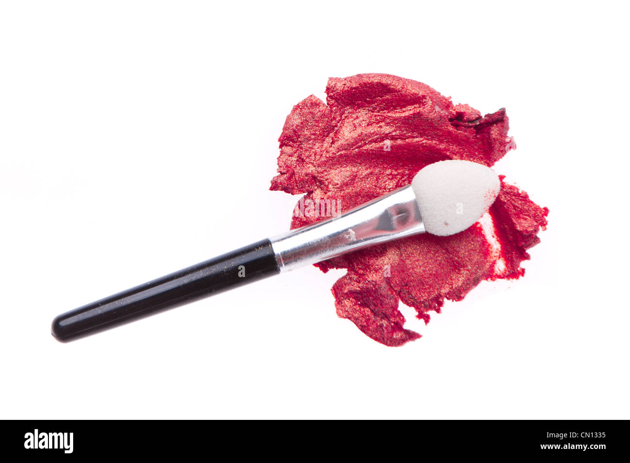 Creme Lidschatten mit Pinsel isoliert auf weißem Hintergrund Stockfoto