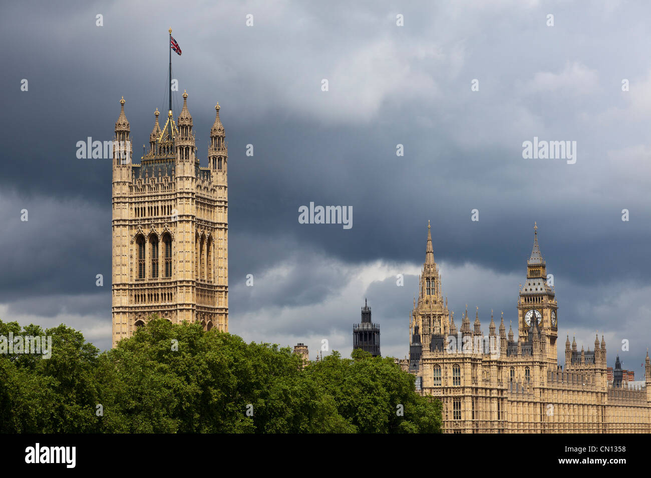 Houses of Parliament und Gewitterhimmel, London, England, UK Stockfoto