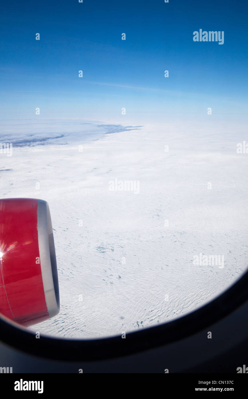 Blick aus dem Flugzeug Fenster über Grönland Stockfoto