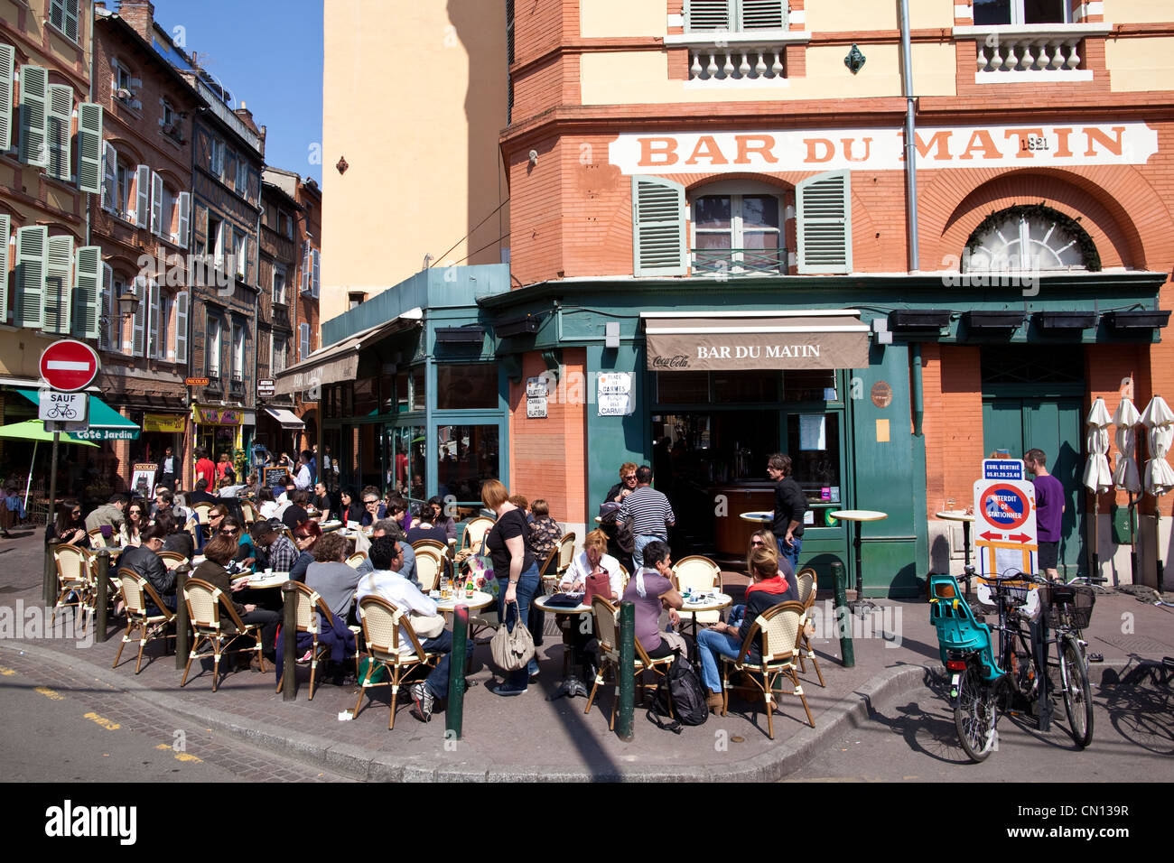 Leute sitzen draußen am Bar du Matin, Toulouse, Südfrankreich Stockfoto