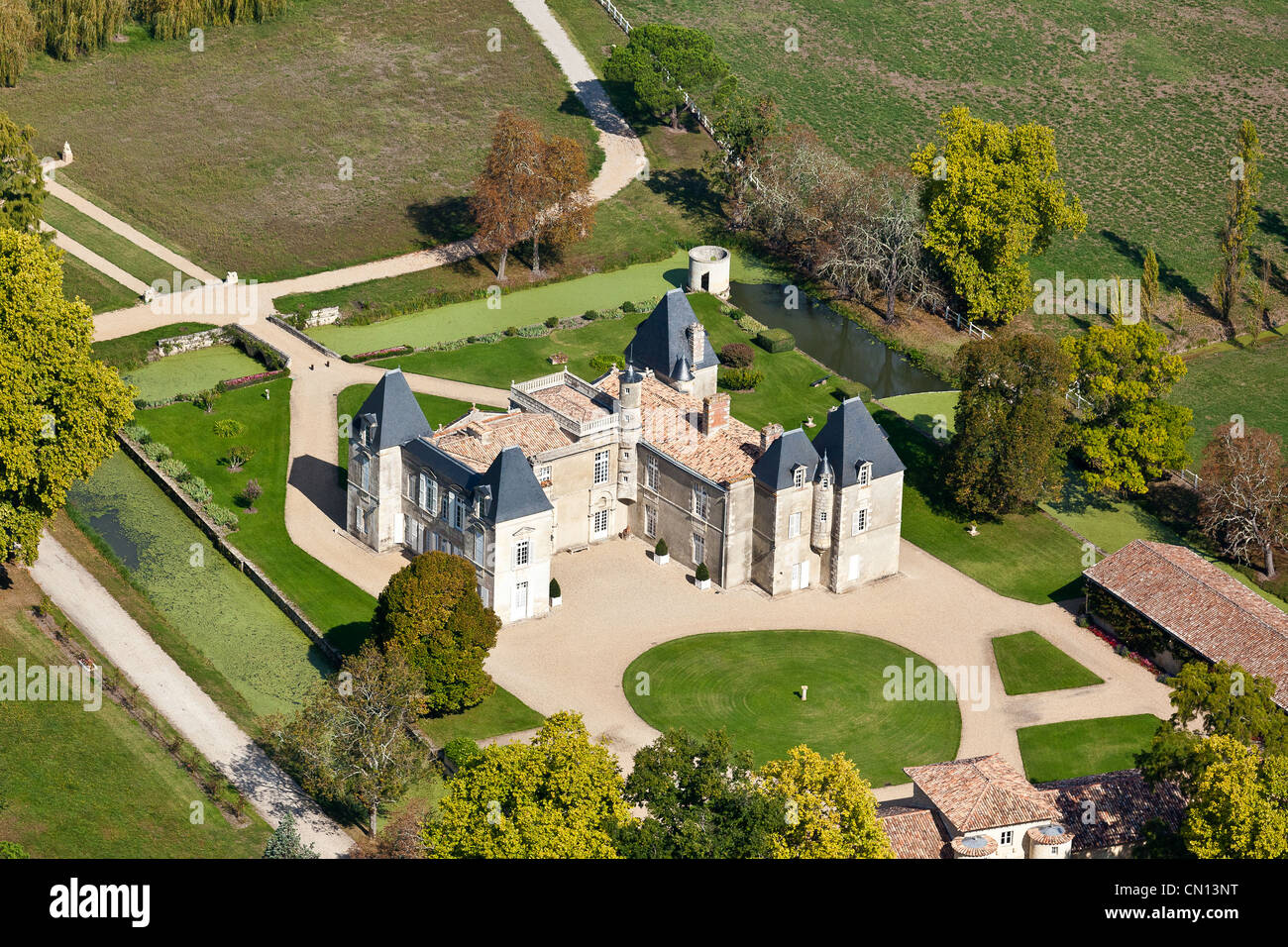Frankreich, Gironde, Margaux, Chateau d'Issan, 3. Wachstum Margaux (Luftbild) Stockfoto