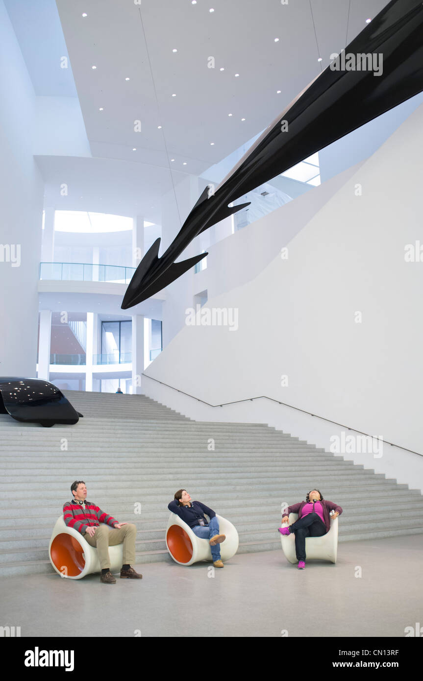 Besucher sitzen auf Stühlen Skulptur Pinakothek der Moderne Kunst Museum in München Stockfoto