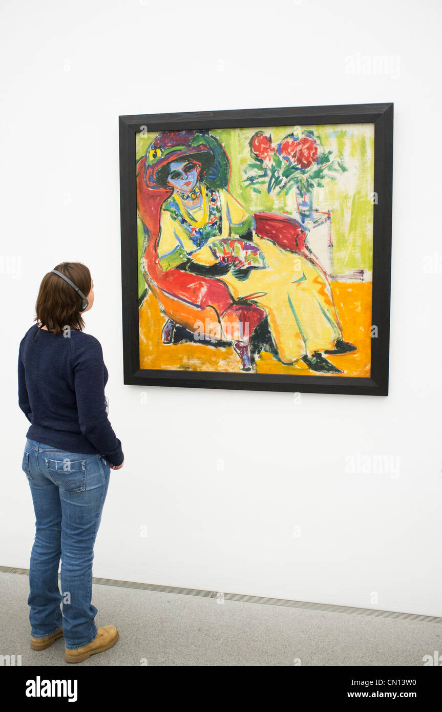 Frau betrachten Gemälde Bildnis Dodo von Kirchner im Pinakothek der Moderne Kunst Museum in München Stockfoto