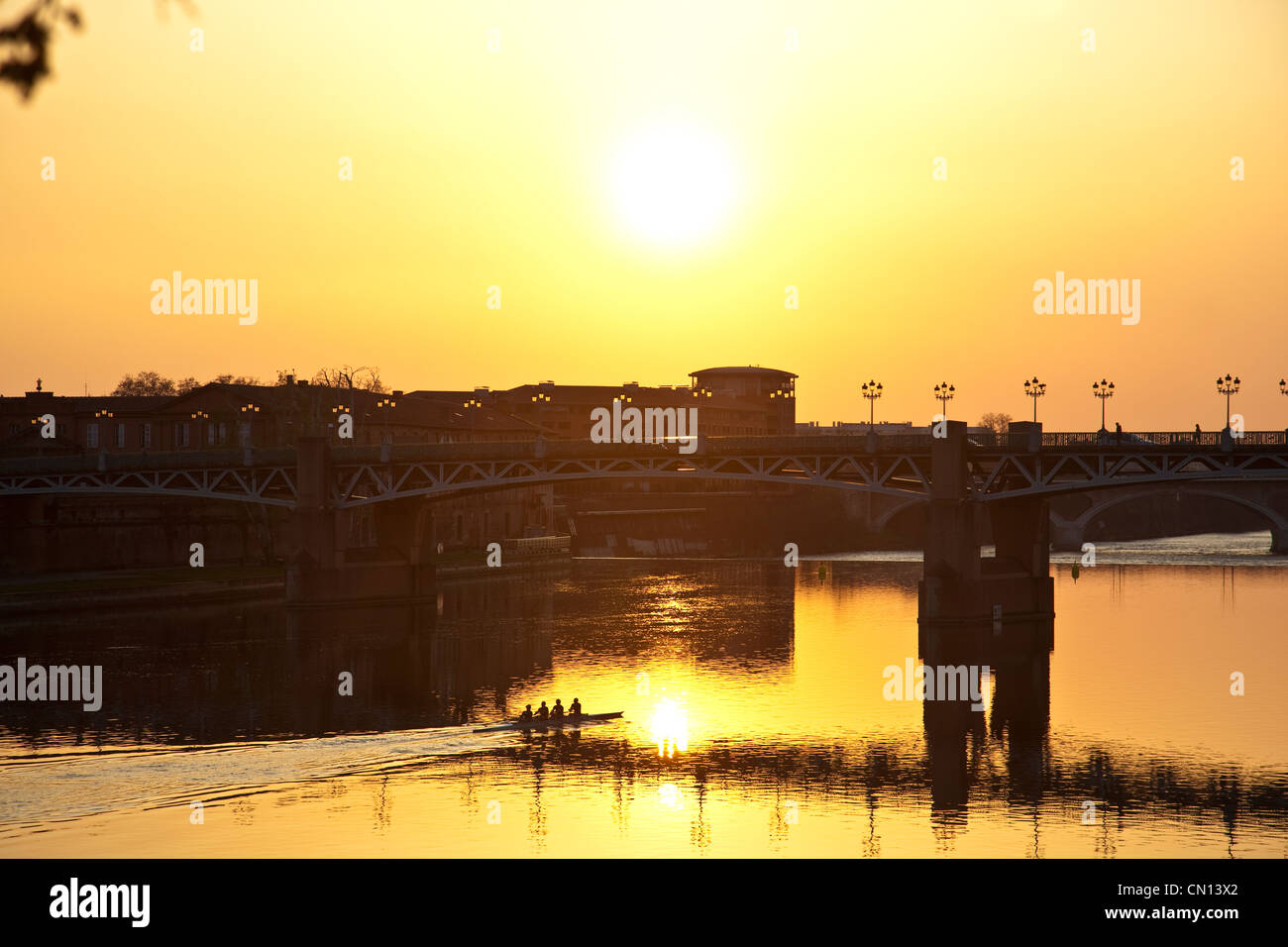 Sonnenuntergang hinter der Pont St. Pierre, Fluss Garonne, Toulouse, Frankreich Stockfoto