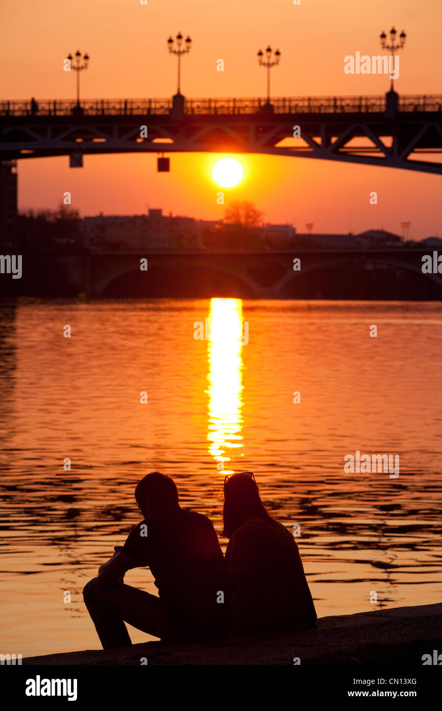 Paar Sonnenuntergang hinter dem Pont St. Pierre, Fluss Garonne, Toulouse, Frankreich Stockfoto