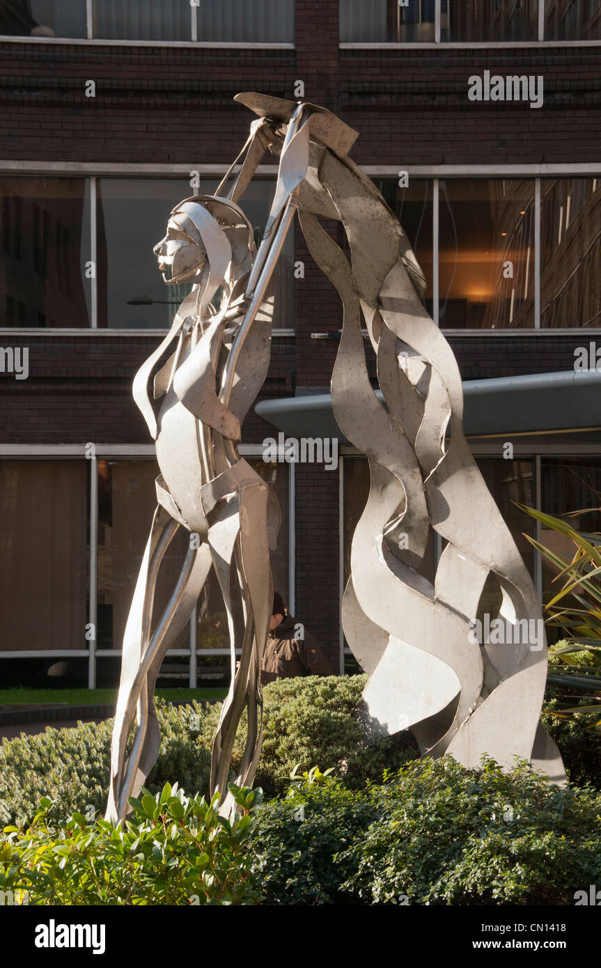 "Der Stoff von Manchester". Eine Skulptur von Clare Bigger an St. Marien Pfarrhaus, Manchester, England, UK Stockfoto