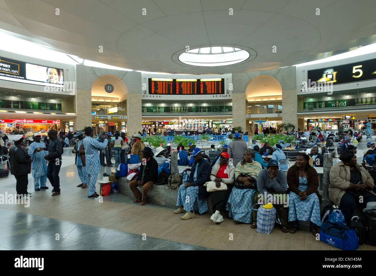 Gruppe von nigerianischen Pilgern in die wartenden Hall von Ben Gurion-Flughafen. Israel. Stockfoto
