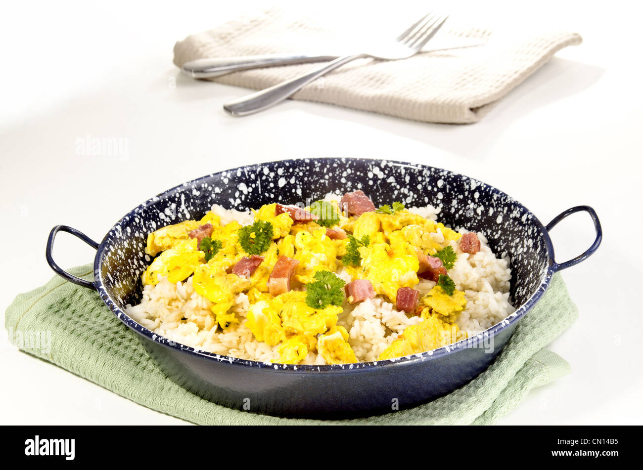 Langkornreis mit Rührei und Speck Stockfoto