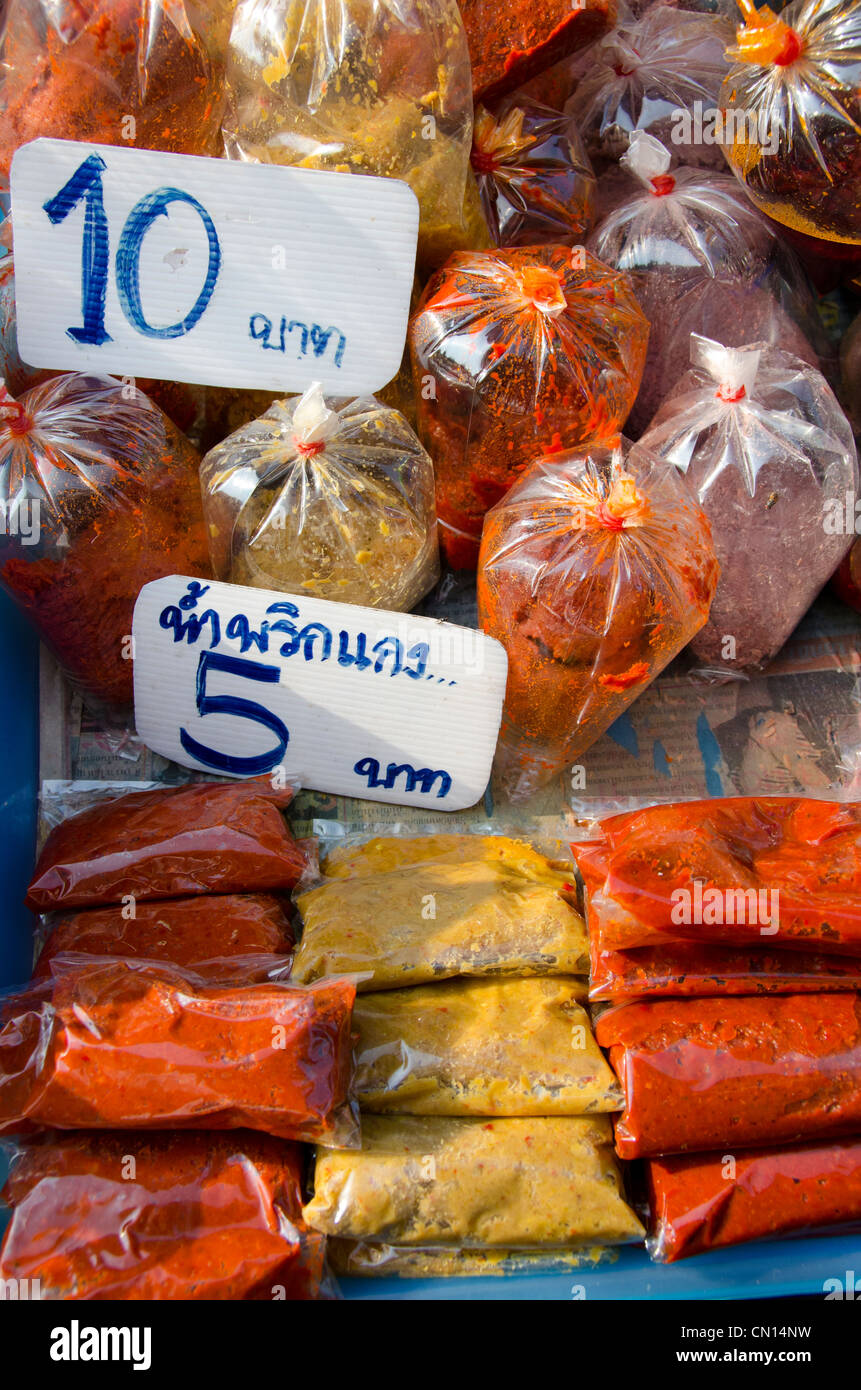 Thailand, Bangkok. maeklong Eisenbahnschienen Markt. Traditionelle orange & gelb Curry Paste in typischen thailändischen Küche verwendet. Stockfoto