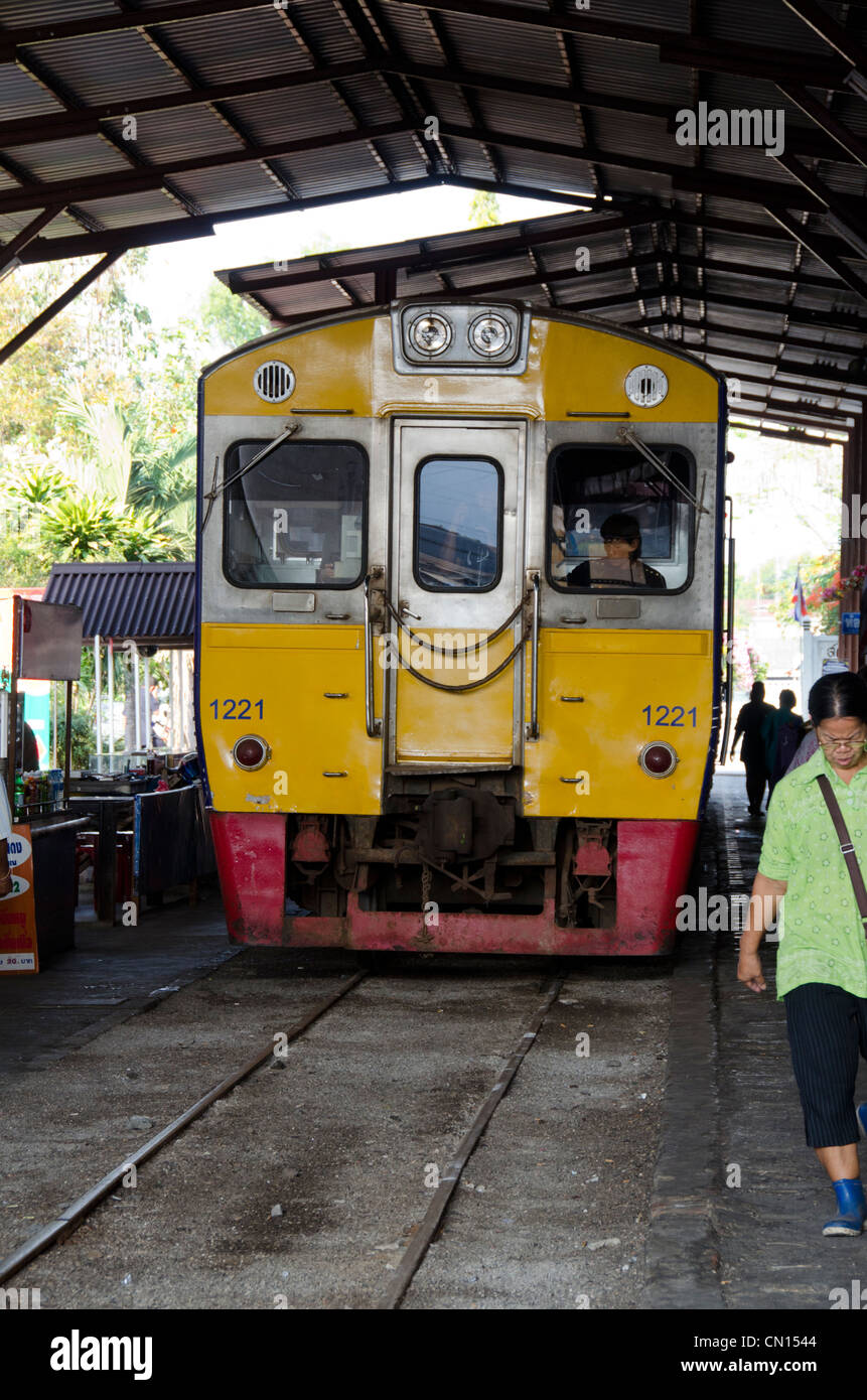 Thailand, Bangkok. Maeklong Railroad Tracks Market (auch bekannt als Train Market). Stockfoto