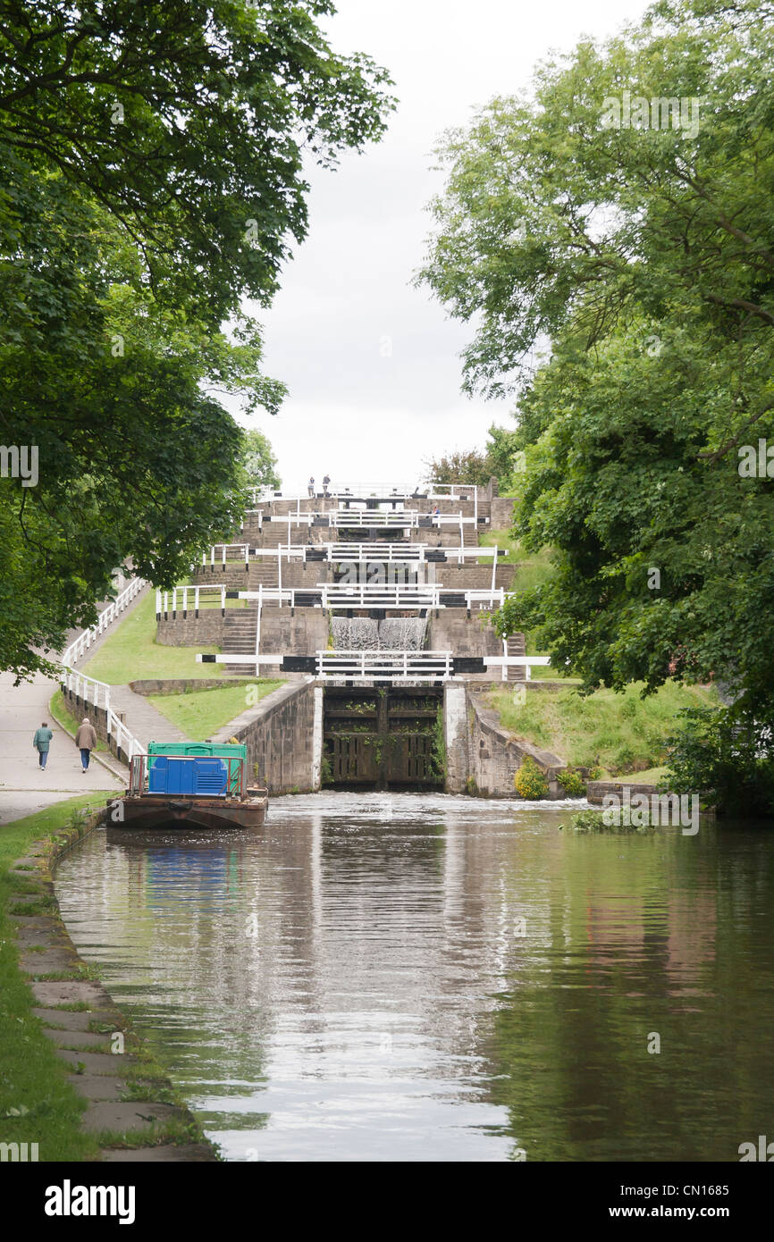 Steigen fünf Schleusen auf The Leeds und Liverpool Canal, Bingley, West Yorkshire, Großbritannien Stockfoto