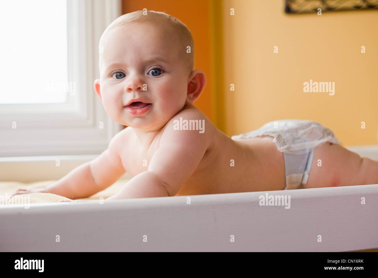 Sechs Monate altes Babymädchen am Wickeltisch, Collingwood, Ontario Stockfoto