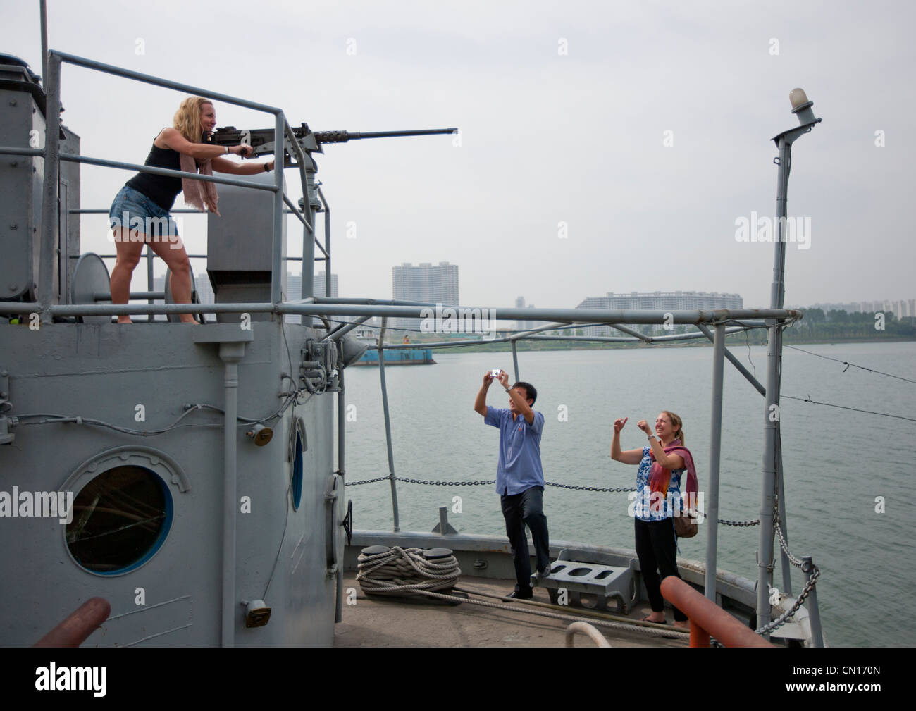 Spielen mit Maschinengewehr auf USS Pueblo, Pjöngjang Nordkorea Tourist Stockfoto