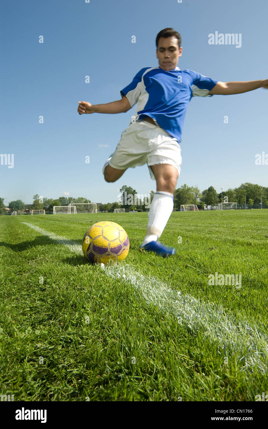 Fußball-Spieler treten Kugel, Pointe-Claire, Quebec Stockfoto