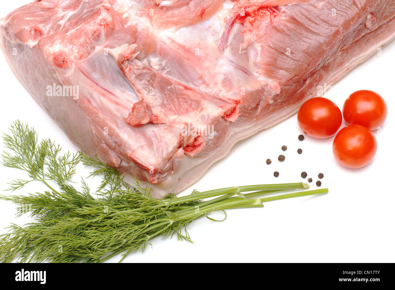 Stück Schweinefleisch und Gemüse isoliert auf weißem Hintergrund Stockfoto