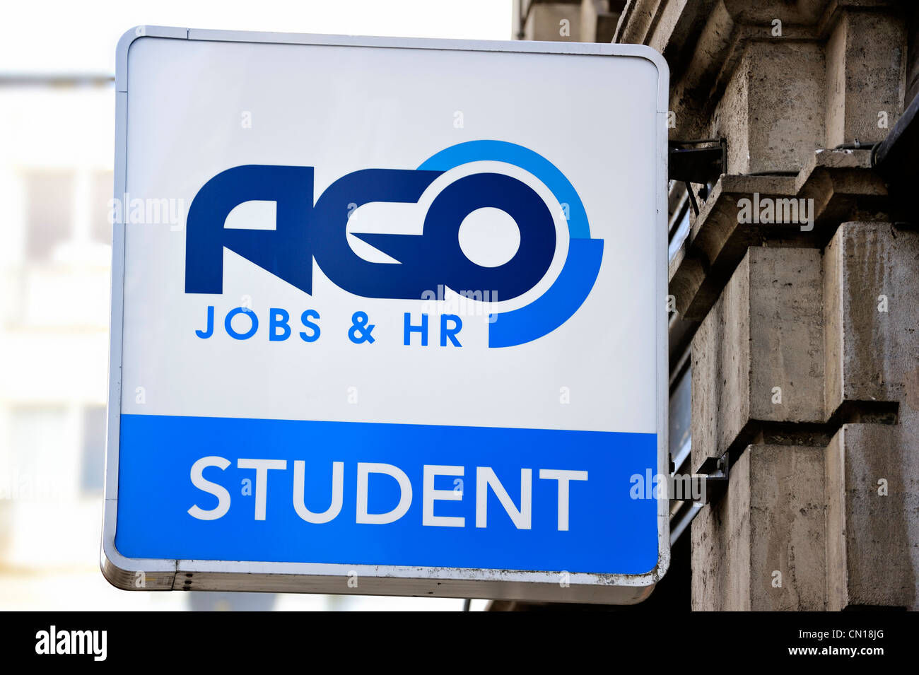 Schild mit Logo für Zeitarbeitsunternehmen AGO Interim Auftraggeber Studenten, Flandern, Belgien Stockfoto