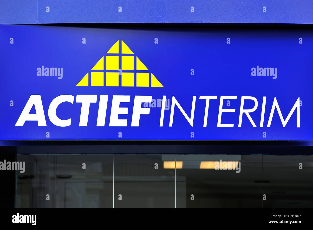 Schild mit Logo für Zeitarbeitsunternehmen Actief Interim, Flandern, Belgien Stockfoto