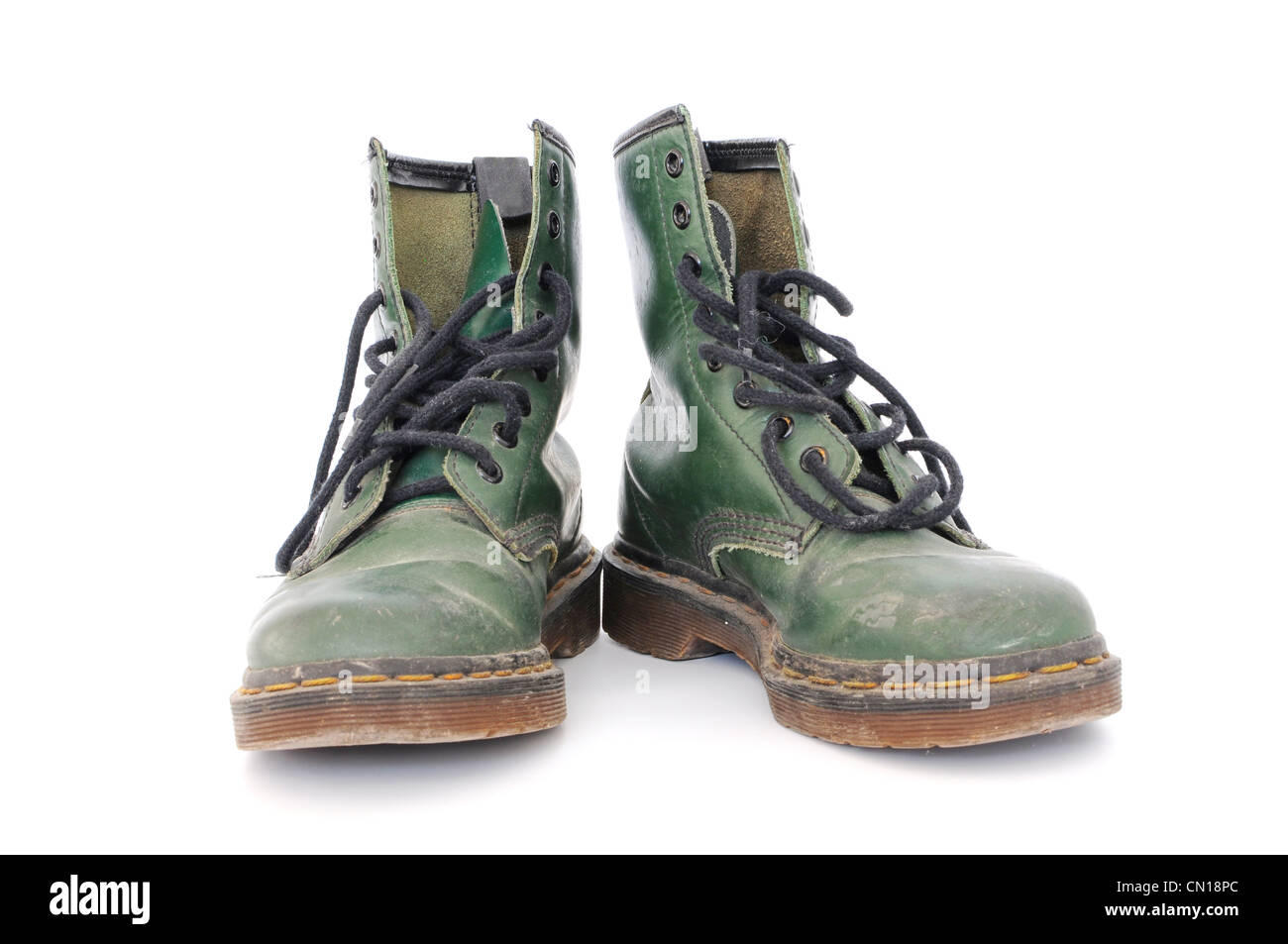 Paar von schmutzig grün Schuhe abgenutzt Stockfoto