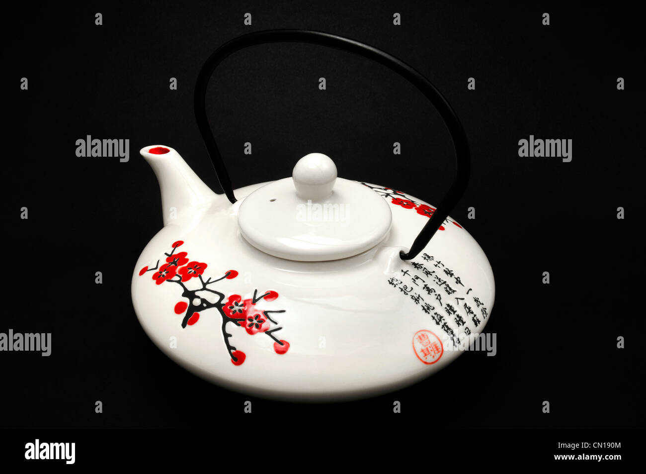 Japanische Teekanne auf schwarzem Hintergrund Stockfoto