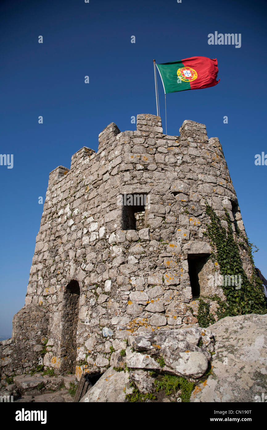 Castelo Dos Mouros Sintra Portugal maurischen Burg mit portugiesischer Flagge Stockfoto