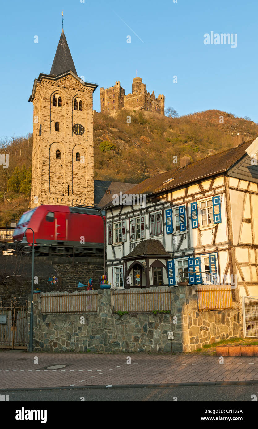 Güterzug durch das Dorf Wellmich unterhalb der Burg Maus bei der UNESCO gelistet "Oberes Mittelrheintal", Deutschland. Stockfoto