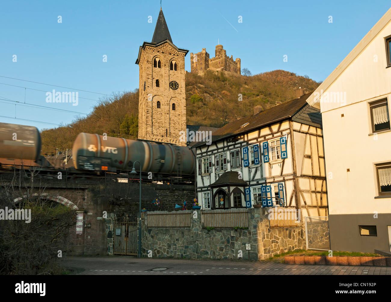 Güterzug durch das Dorf Wellmich unterhalb der Burg Maus bei der UNESCO gelistet "Oberes Mittelrheintal", Deutschland. Stockfoto