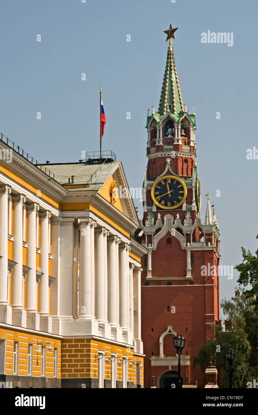 Russland Moskau der Kreml Regierungsgebäude mit Retter (Spasskaja) Turm (1491) Eingang zum Roten Platz Stockfoto