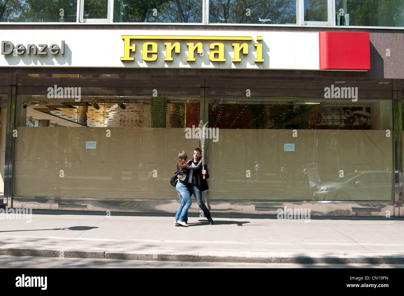 Ein Paartanz vorbei an einen Ferrari Showroom in Wiener Innenstadt beim Vienna City Marathon. Stockfoto