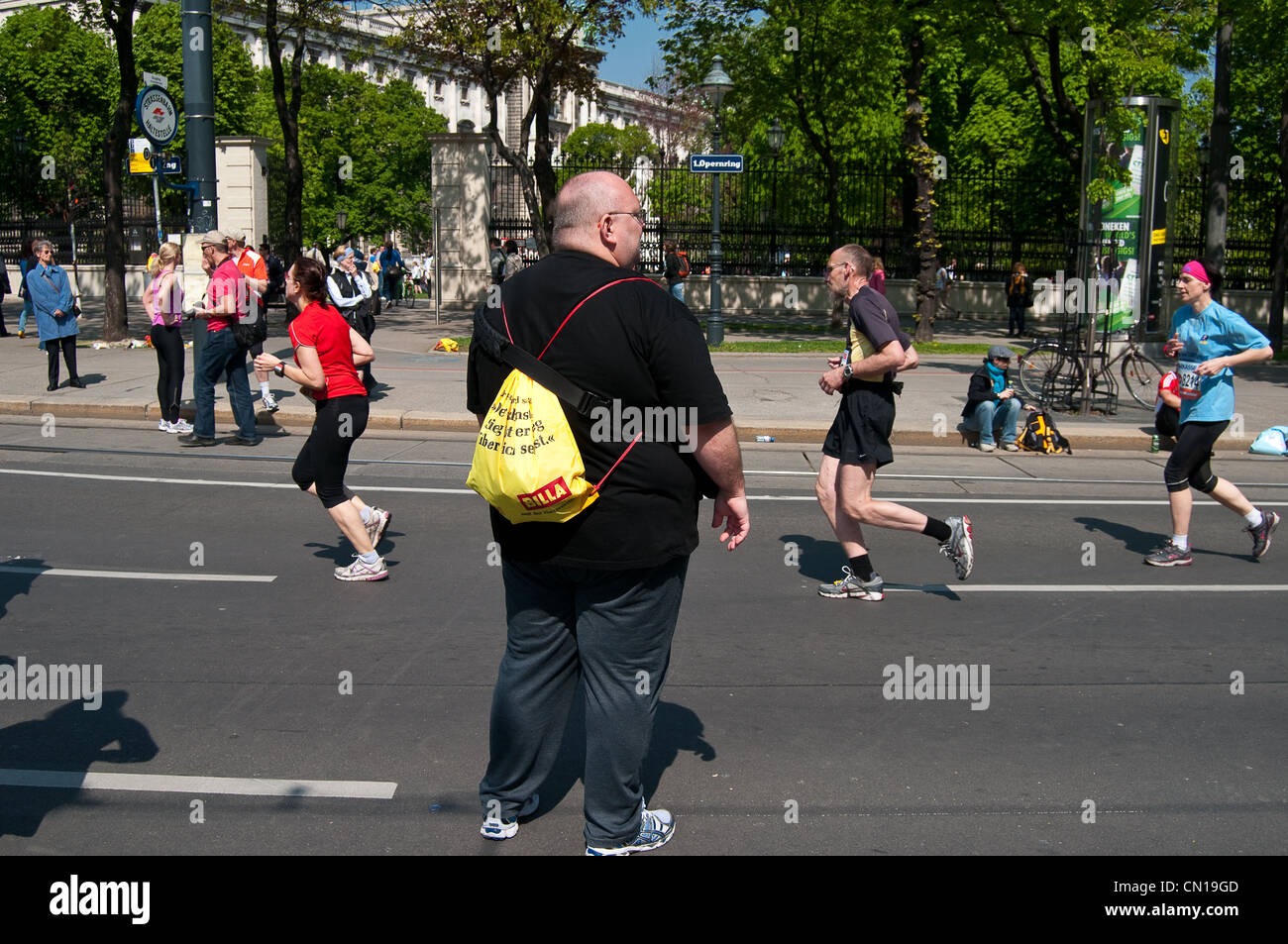 Ein übergewichtiger Mann Uhren führen vorbei beim Vienna City Marathon Läufer Stockfoto