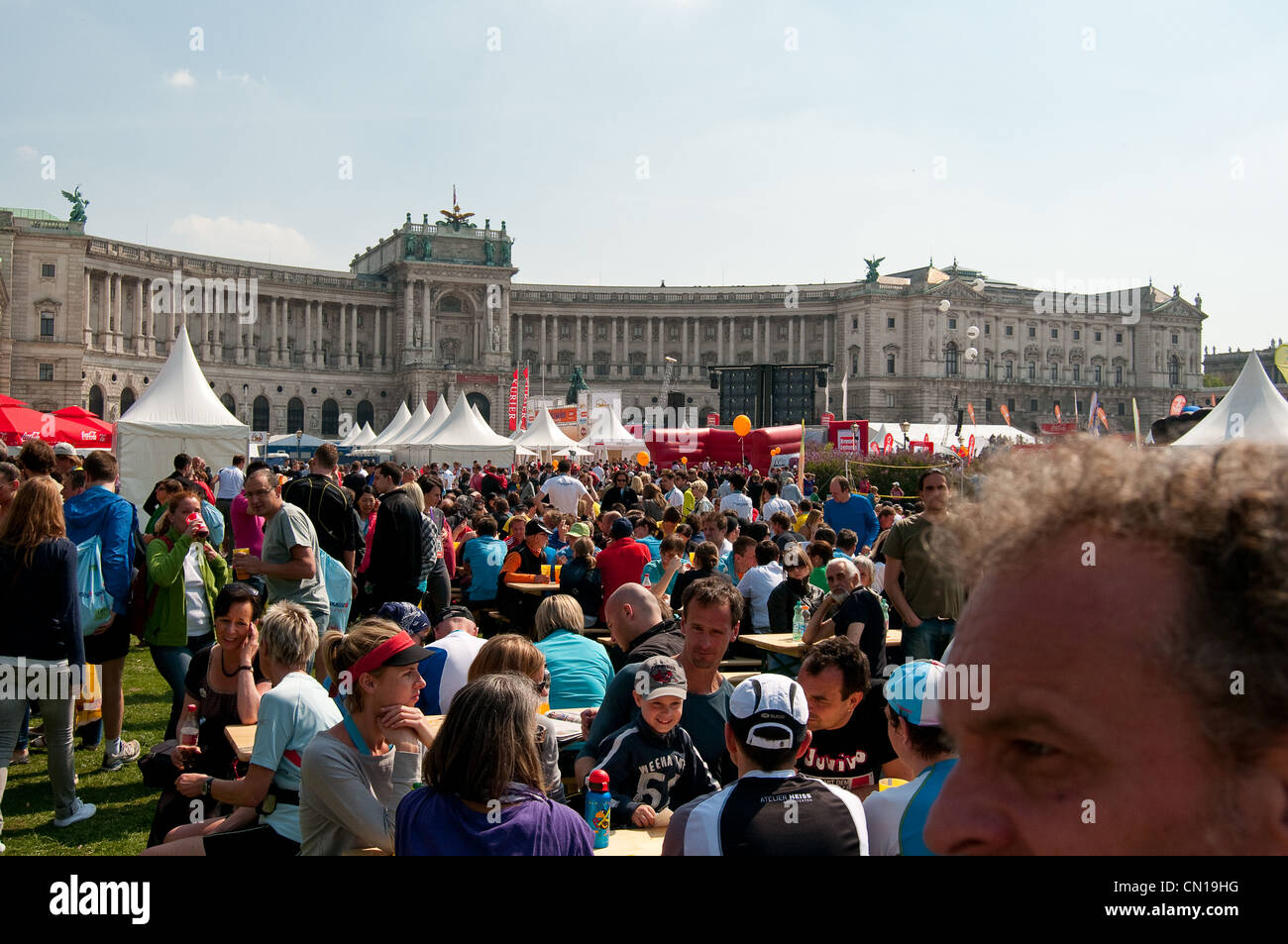Hunderte von Menschen versammeln sich im Zentrum von Wien nach der Vienna City Marathon 2011. Stockfoto