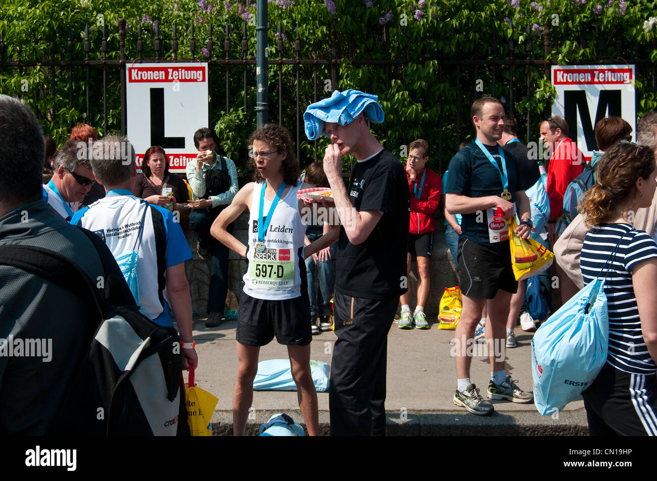 Nach der Teilnahme an der Vienna City Marathon stehen Läufer unter eine Menge. Stockfoto