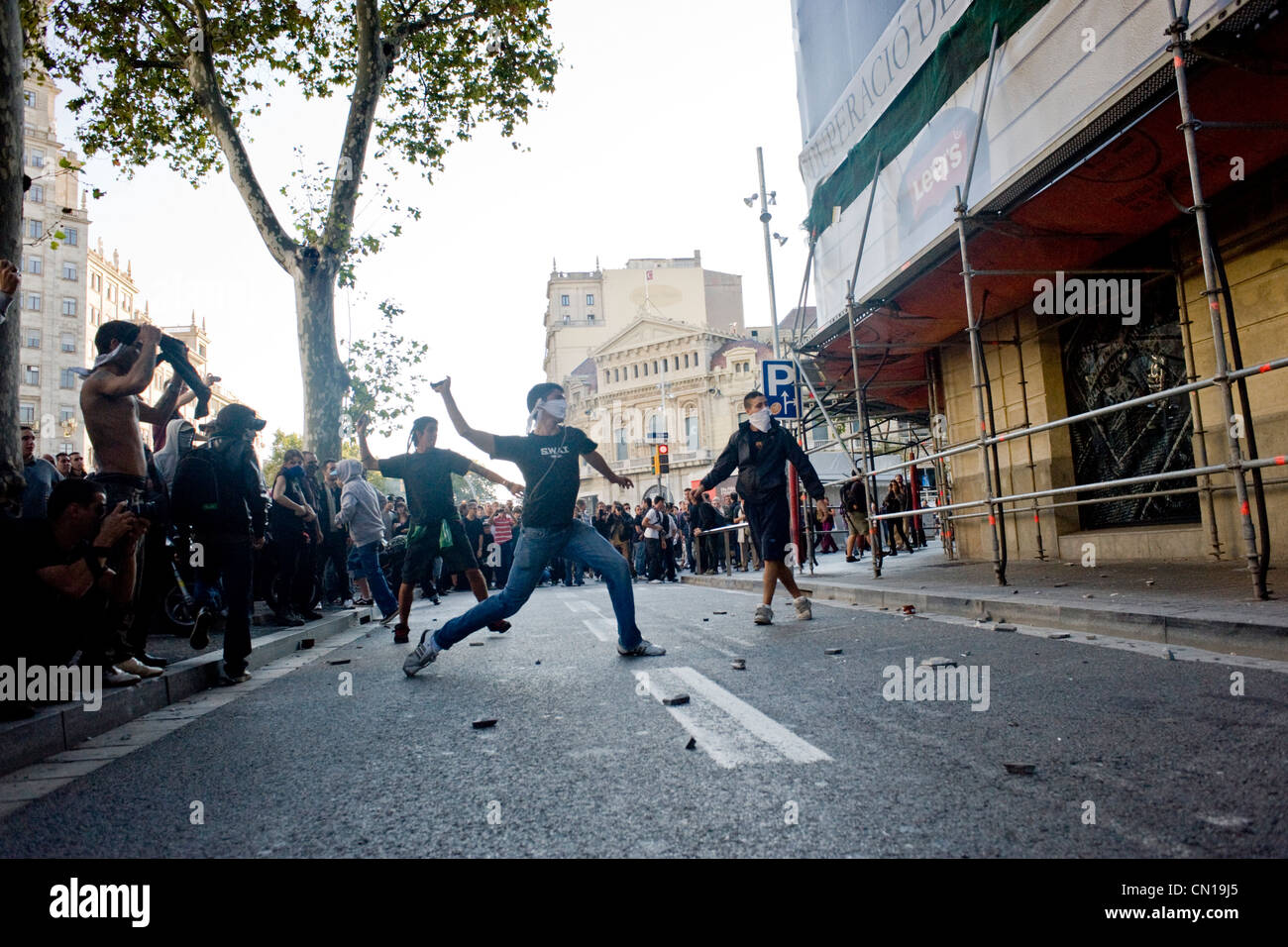 Demonstranten Angriff auf ein Geschäft während des Generalstreiks 2010 in Barcelona, Spanien. Stockfoto