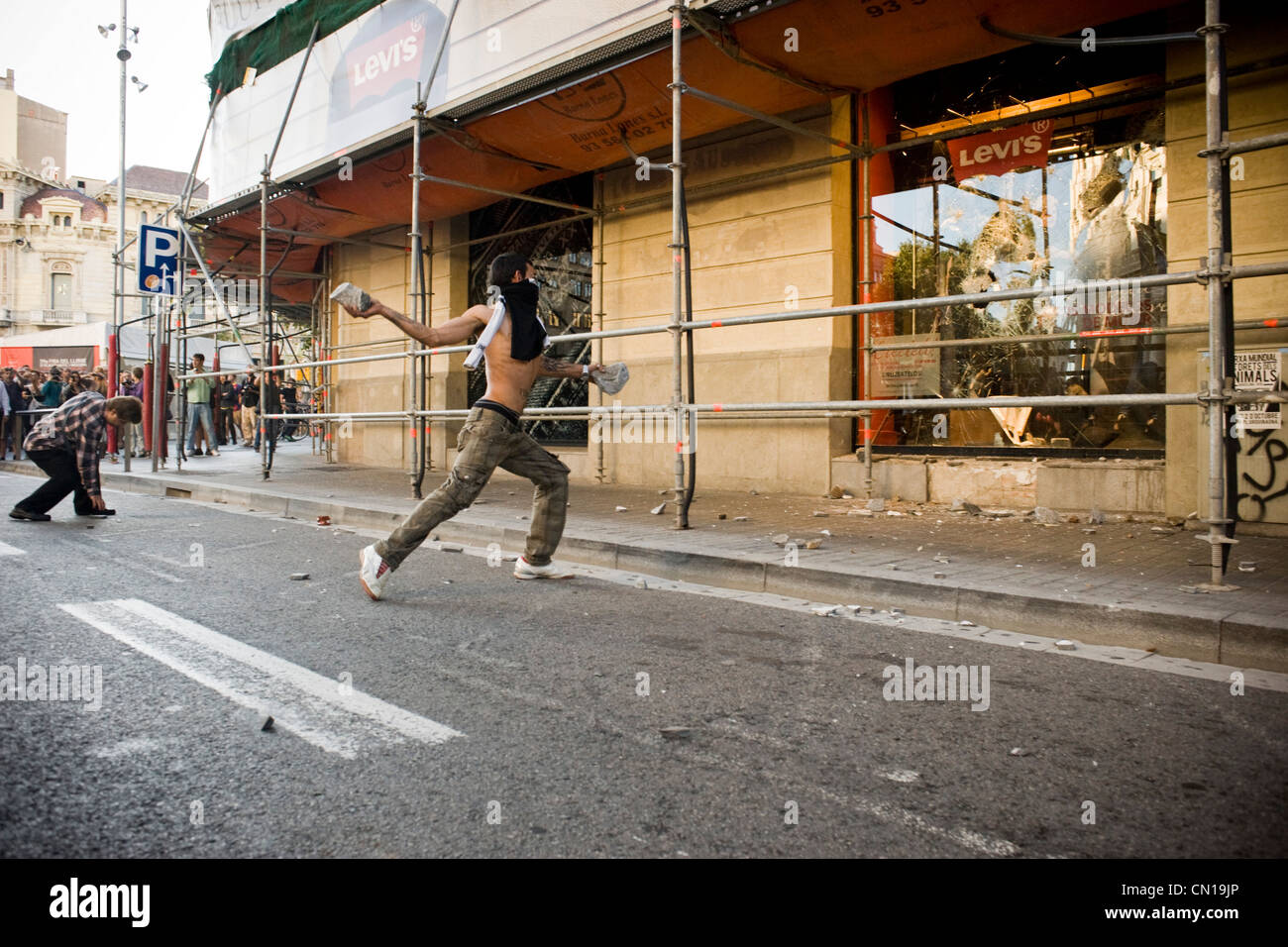 Demonstrant Angriff auf eine Levis Store während des Generalstreiks 2010 in Barcelona, Spanien. Stockfoto